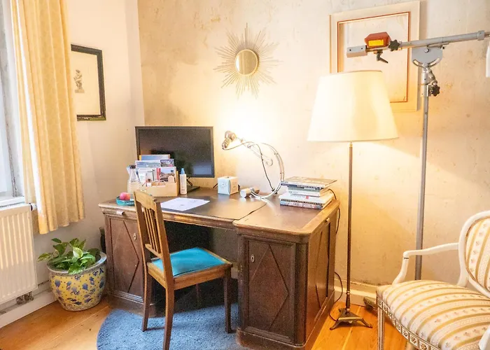 Zimmer In Kuenstlerwohnung