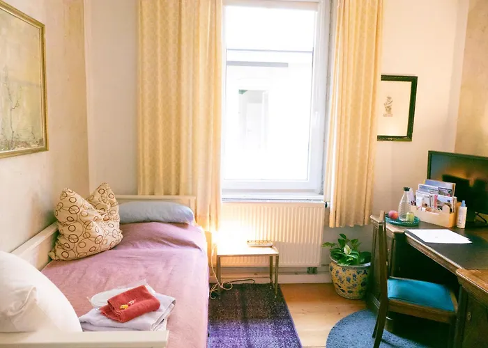 Zimmer In Kuenstlerwohnung
